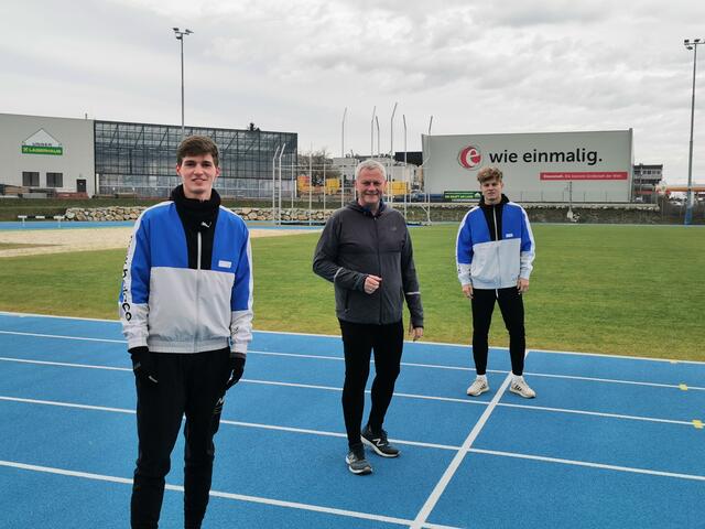 Bürgermeister Thomas Steiner durfte den beiden Jungstars Nikolas Strohmayer und David Nemeth beim Training über die Schultern schauen und auch selbst ein wenig mittrainieren. | Foto: Eder