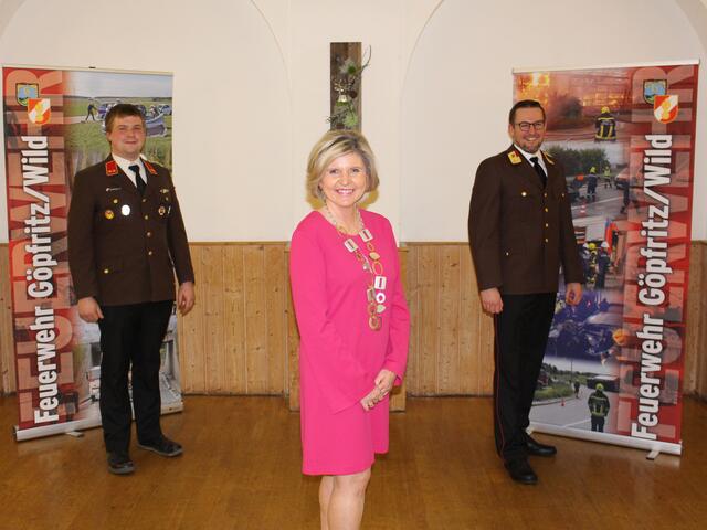Feuerwehrkommandantstellvertreter OBI Franz Steinbauer, Bgm. Silvia Riedl-Weixlbraun, Feuerwehrkommandant BR Christian Hübl | Foto: Feuerwehr Göpfritz/Wild