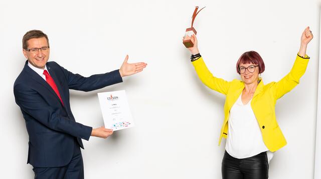 Die Schörflinger Preisträgerin Barbara Pölzleithner mit Wirtschafts-Landesrat Markus Achleitner.  | Foto: tech2b/Juliana Tasler