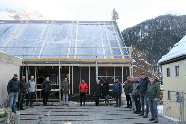 Bgm. Manfred Matt (links außen) mit Vertretern des Gemeinderates, Mitarbeitern der Gemeinde, dem Planungsteam und Vertretern von bauausführenden Firmen.  | Foto: Elisabeth Zangerl