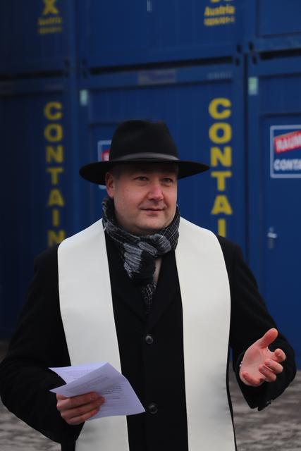 Pfarrer Claudiu Budãu bei der Segnung der Container für das Erdbebengebiet Sisak | Foto: Edith Ertl