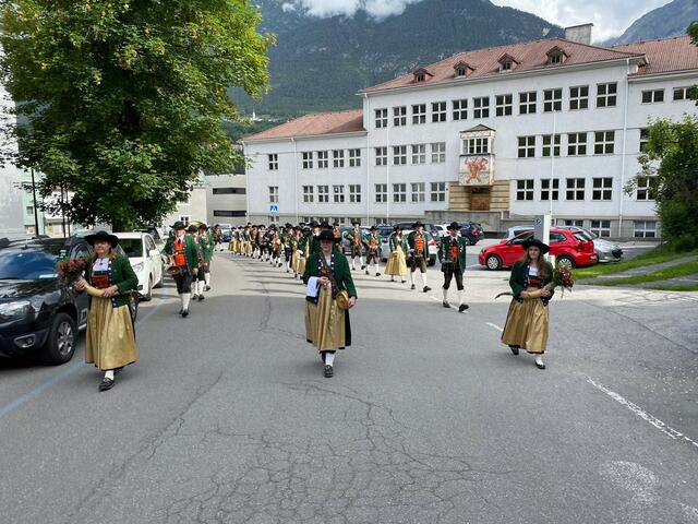 Die Formation bei der Herz-Jesu-Prozession, welche mit dem vorgeschriebenen Abstand eine Länge von 150 Meter beanspruchte. | Foto: Stadtmusikkapelle Landeck