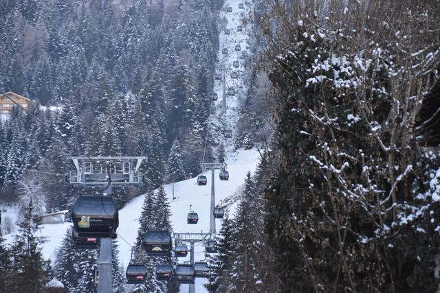 Viele Gondeln, aber viele leere Sitze wegen der Einschränkungen rund um die Coronapandemie gab es auch in Söll.  | Foto: Barbara Fluckinger