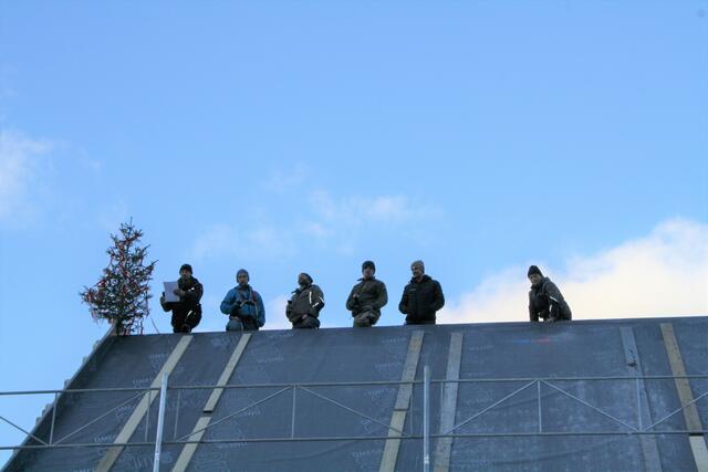 Die Bauarbeiter lesen den Richtspruch vor.  | Foto: Elisabeth Zangerl