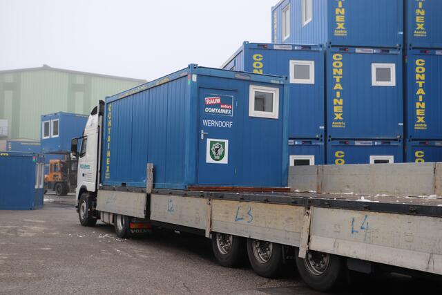 Das "Haus Werndorf" ist schon verladen - die Container für die vom Erdbeben betroffene Region Sisak/Kroatien tragen die Namen der sieben Gemeinden des Seelsorgeraums Kaiserwald. | Foto: Edith Ertl
