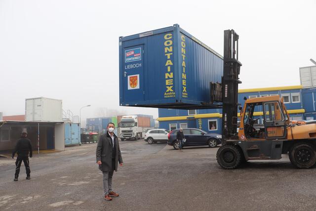 Bgm. Stefan Helmreich mobilisierte seine Bürgermeisterkollegen im Seelsorgeraum Kaiserwald. Der Container mit den Namen "Haus Lieboch" bietet in der Erdbebenregion Sisak bis zu vier Personen ein warmes Dach über den Kopf.  | Foto: Edith Ertl