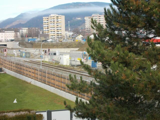 Der Blick zum Kreisverkehr hinten die Einfahrt zum Tunnel unter dem Bahnhof Richtung Norden