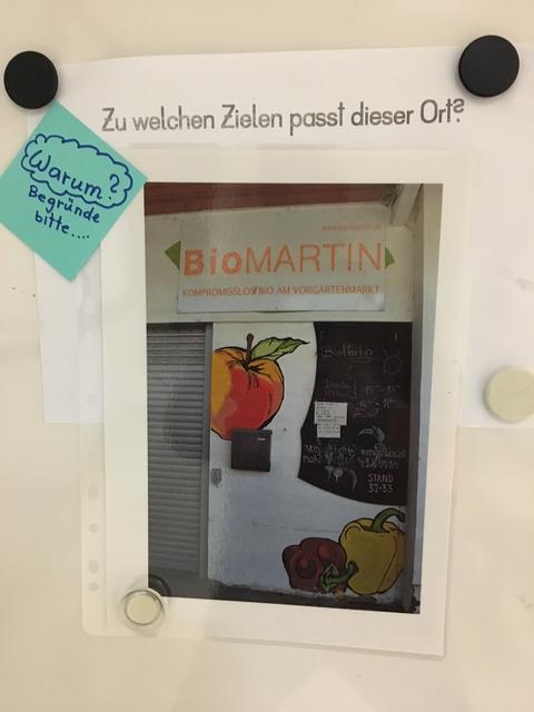 An der Wehli-Tafel an der Schule wurden Rätselbilder zur AGENDA 2030 aufgehängt, hier zum Bio Martin am Vorgartenmarkt | Foto: Österr. Ökologie-Institut