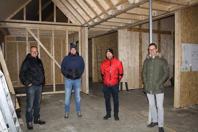 Freuen sich auf ihre neuen Büroräume, das Team der Gemeinde Pettneu von links: Bernhard Buchhammer, Bgm. Manfred Matt, Patrik Wolf und Christoph Spiß, es fehlt: Andreas Nitsch.  | Foto: Elisabeth Zangerl