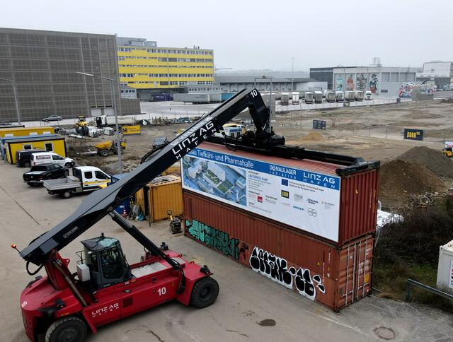 Bereits im November startete der Bau der neuen Tiefkühl- und Pharmahalle im Linzer Industriehafen. | Foto: fotokerschi/Linz AG