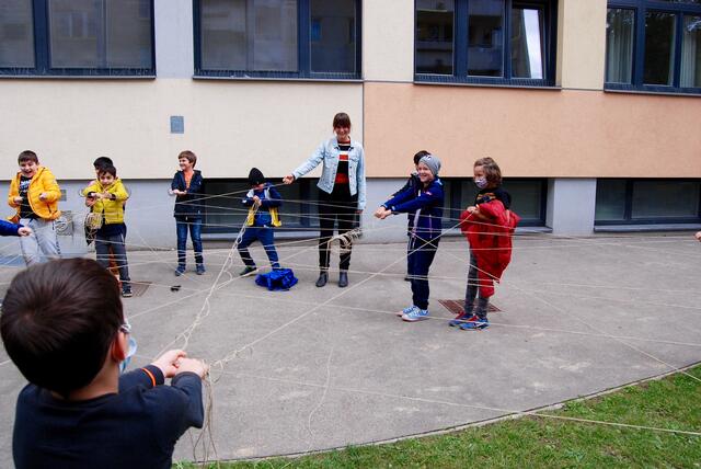 Nadine Schneiderbauer (Mitte, Österr. Ökologie-Institut) beim "Netzwerk-Workshop" mit den Kindern der GTVS Wehlistraße