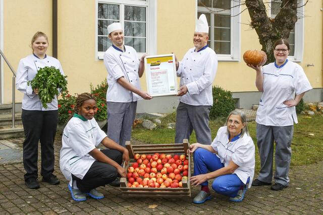 Das Küchenteam des Klinikums Schallerbacherhof ist stolz auf die Auszeichnung „Gesunde Küche“ des Landes Oberösterreich. | Foto: Klinikum Austria Gesundheitsgruppe