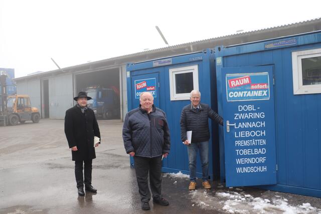 Pfarrer Claudiu Budãu (li), Transportunternehmer Franz Walch und der Motor der Nachbarschaftshilfe für Sisak Gerhard Huber (re) mit einem beheizbaren Container, der alle sieben Namen der Gemeinden im Seelsorgeraum Kaiserwald trägt. | Foto: Edith Ertl