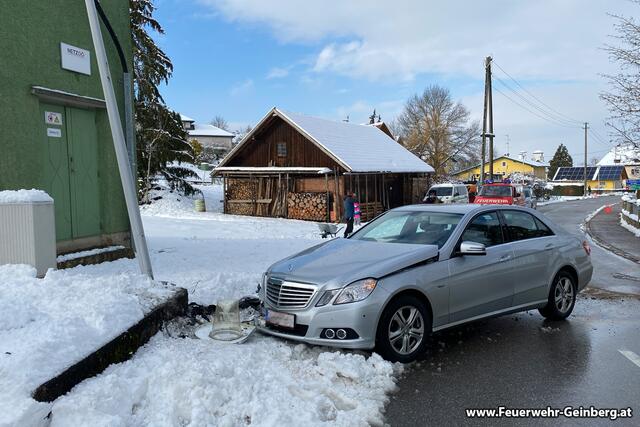 Das Auto krachte gegen eine Straßenlaterne. | Foto: FF Geinberg