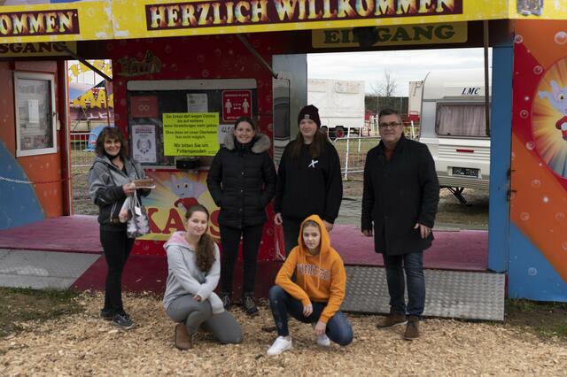 Naomi und Sandra (hinten links und rechts) sammelten 850 Euro an Spenden für den gestrandeten Zirkus. | Foto: Stadtamt Marchtrenk