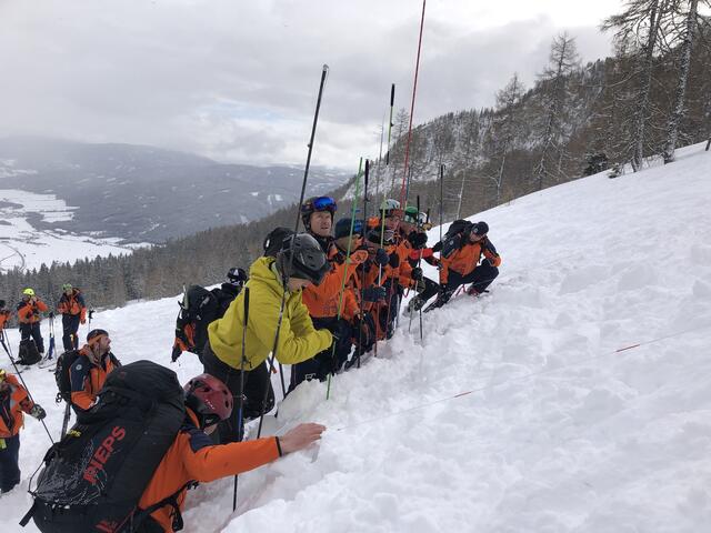 Bezirksleiter Hannes Kocher und seine Bergrettungs-Kameraden aus dem Lungau üben hier gerade die Verschüttetensuche. (Archivfoto) | Foto: Peter J. Wieland