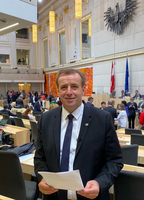 NR Christian Drobits weist auf die noch ausständigen versprochenen Gratis-FFP2-Masken für ältere Menschen und Risikopatienten hin. | Foto: Eva Maria Kamper