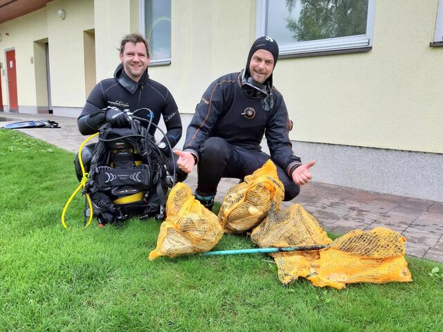 46 Kartoffelsäcke voll mit Müll wurden vom Grund des Sees geborgen.