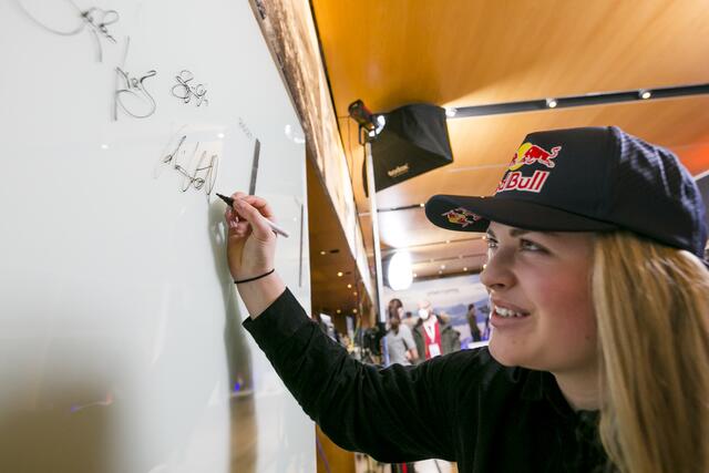 Valentina Höll (MTB Downhill) beim Signieren der Wall of Fame des Sportgipfel Tirol - St. Anton am Arlberg.