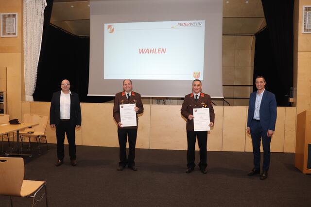 Vizebürgermeister Horst Blümel, Feuerwehrkommandant-Stellvertreter Adolf Selinger, Feuerwehrkommandant Hannes Heiss, Bürgermeister Martin Radatz | Foto: Marco Ahornegger