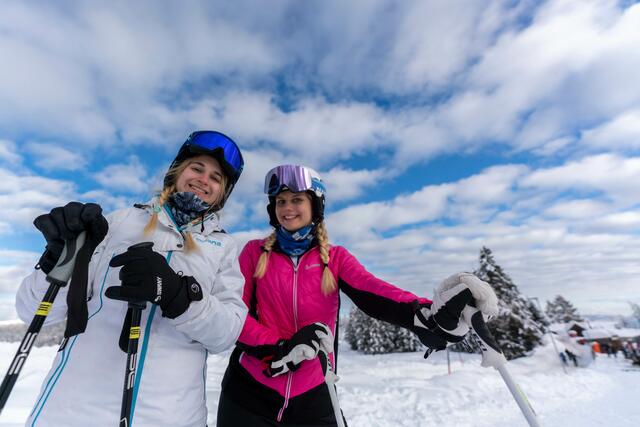 Derzeit sind alle Lifte in Betrieb und die Bedingungen sind – ob der großen Naturschneemengen – optimal. 
Nina Greier (links) und Chiara Schlintl freuen sich über beste Pistenverhältnisse auf der Hochrindl. | Foto: Alfred Schretter
