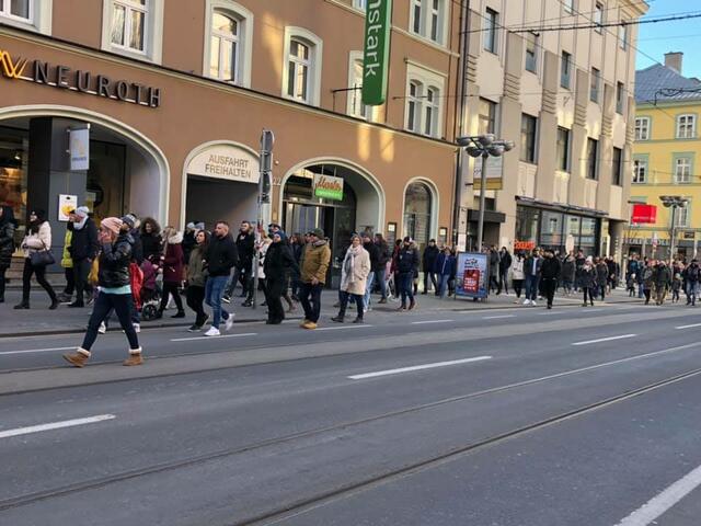 Corona-"Spaziergang" am 1. Jänner in Innsbruck. | Foto: ZVG