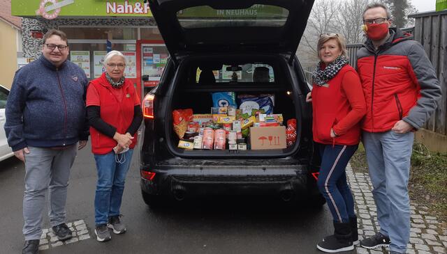 Im Neuhauser kauften Vereinsobmann Johannes Lang, Wilma Melcher, Claudia Wolf und Bürgermeister Reinhard Jud-Mund Lebensmittel für Kroatien. | Foto: Gemeinde Neuhaus am Klausenbach