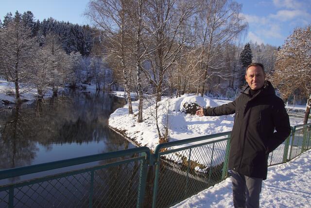 "Im Außenbogen im Bereich der Tennisanlage wurden zur Strömungsregulierung sogenannte Buhnen eingefügt. Zur Erklärung: Das sind Steinschlichtungen unter der Wasseroberfläche", erklärt Reisinger.  | Foto: Helmut Eder