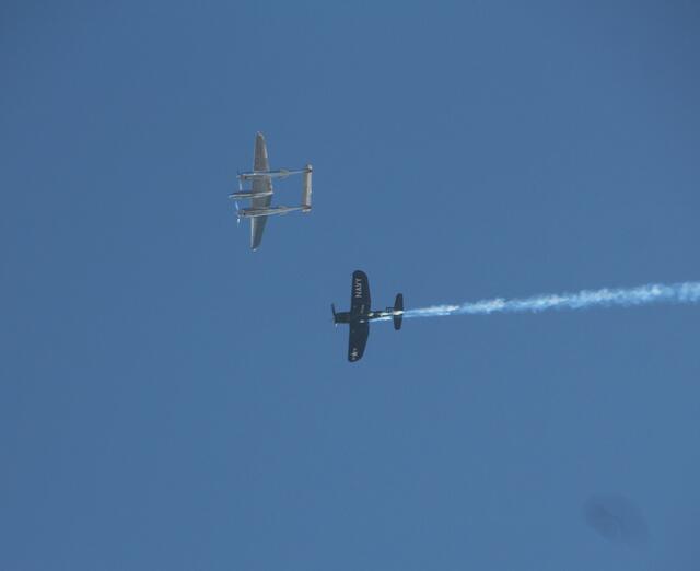 Links die Lockheed P-38 Lightning und rechts davon die  Chance Vought F4U-4 "Corsair" .