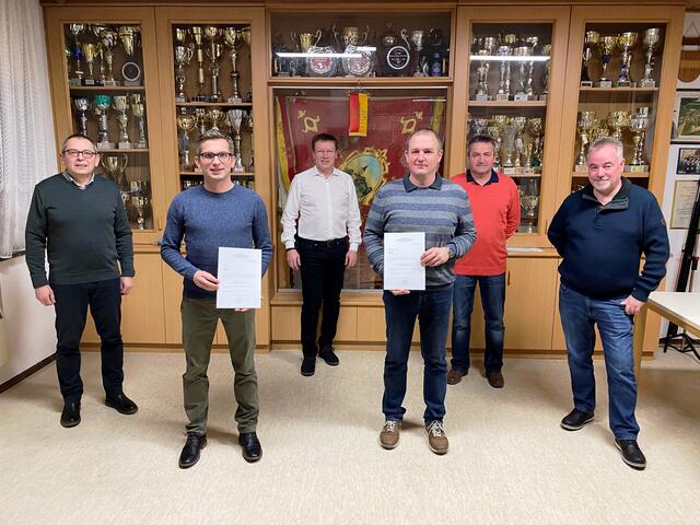 Der neue Steinfurter Feuerwehrkommandant Mario Bauer (2. von links) und sein Stellvertreter Rainer Wukitsevits (3. von rechts) mit Landeskommandant-Stellvertreter Richard Bauer, Bürgermeister Bernhard Deutsch, Ex-Kommandant Herbert Wukitsevits und Abschnittskommandant ABI Ralf Kotlan (von links).