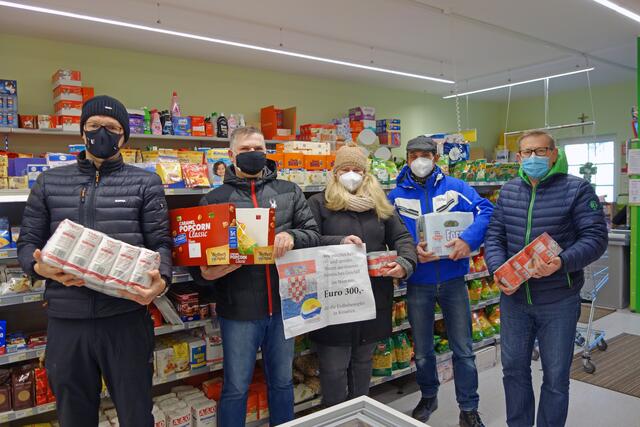 Königsdorfer ÖVP-Gemeinderäte der ÖVP kauften Waren für Erdbebenopfer: Christof Deutsch, Ronald Schulter, Sabine Trinkl, Christian Kluiber, Dieter Wirth (von links). | Foto: ÖVP Königsdorf