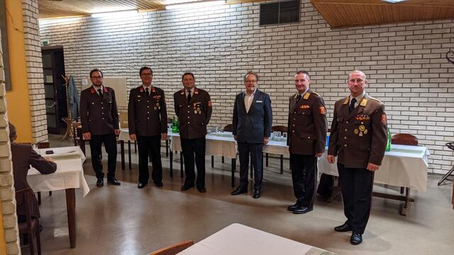 In der Feuerwehr Stegersbach wurde Klaus Sabara (2. von rechts) erneut zum Kommandanten gewählt. Sein Stellvertreter ist Stefan Weiß (3. von links).