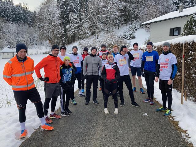 28 Läufer des SC Höhnhart nahmen am Spendenlauf der BezirksRundschau teil.  | Foto: SC Höhnhart