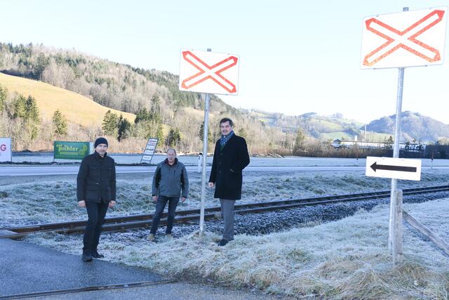 Die Tafeln auf der stillgelegten Strecke werden nun entfernt: Christian Hohl, Franz Sommer und Werner Krammer. | Foto: Magistrat