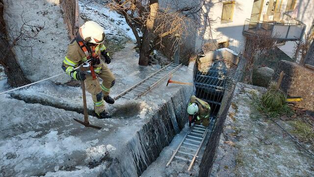 Das durch die Vereisung bereits aufgestaute Wasser, suchte sich bereits einen neuen Weg in Richtung Inn.