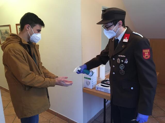 Abstand halten, MNS-Maske und Hände desinfizieren - alle Maßnahmen werden beachtet.  | Foto: Martin Reidl