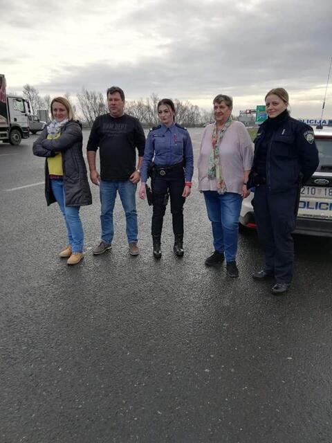 Marijana Klopotan (l.) mit einigen Helfern und Polizistinnen an der Grenze.