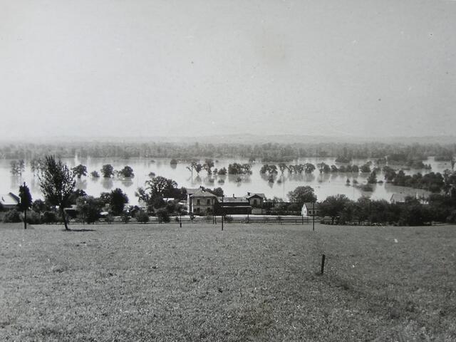 "St. Georgen am See": Das Hochwasser 1954 reichte bis fast an den längst abgerissenen Bahnhof in Abwinden (Gemeinde Luftenberg) heran. | Foto: Archiv Franz Walzer, Fotorepro Eckhart Herbe