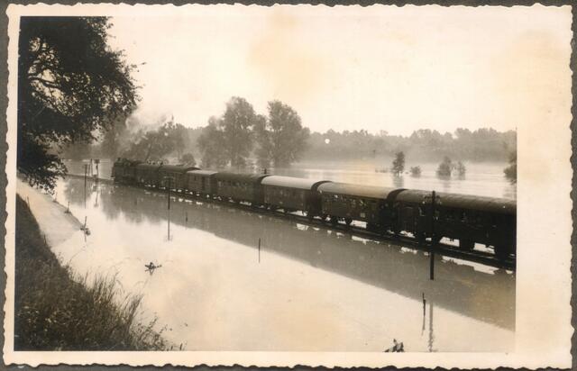 Ziemlich genau an der Bezirksgrenze zwischen Urfahr und Perg sucht sich bei Pulgarn ein Personenzug den Weg durchs Hochwasser 1954. | Foto: Johann Bitzan, Archiv Franz Walzer, Fotorepro Eckhart Herbe