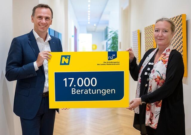 Landesrat Jochen Danninger und riz up Geschäftsführerin Petra Patzelt. | Foto: NLK Filzwieser 