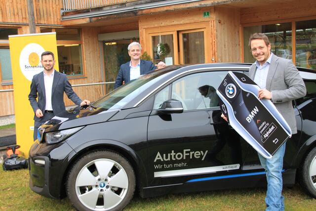 Thomas Otter (Vertriebsleiter AutoFrey Salzburg), Terno Schwab (Geschäftsführer Alphabet Austria Fuhrparkmanagement GmbH), Thomas Janik (Geschäftsführer Sonneninsel). | Foto: Sonneninsel Seekirchen