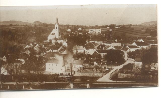 Eisenbahnidyll um 1900. Ein Dampfzug  fährt aus der damals inmitten großer Bäume und vor der noch sehr  idyllischen Ortskulisse pittoresk gelegenen Haltstelle St. Georgen Ort Richtung Lungitz aus. | Foto: Archiv Franz Walzer, Fotorepro Eckhart Herbe