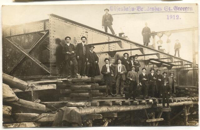 Im Festtagsanzug posieren die Erbauer der neuen Blechkastenbrücke über die Gusen 1912 in St. Georgen. | Foto: Archiv Franz Walzer, Fotorepro Eckhart Herbe