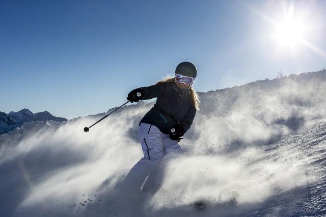 Weil Schifoan is des leiwaundste! Wer weiß, ob Wolfgang Ambros seine Freude mit diesem Winter hätte. Die Liftbetreiber jedenfalls hadern mit Maßnahmen und Bedingungen. | Foto: Steiermark Tourismus/Tom Lamm