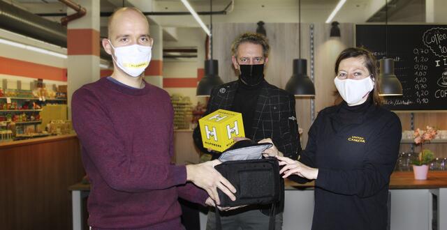 SOMA-Geschäftsleiter Peter Kohls und Thomas Stockhammer vom Hilfswerk mit Teamleiterin Waltraud Kern von United Camera (v.l.) im SOMA-Markt in der Neustiftgasse 73. Die gesponserte Kamera ist nicht im Bild, weil mit ihr fotografiert worden ist.
