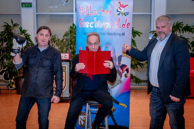 Proben schon fleißig: ORF-Regisseur Volker Grohskopf (Mitte) mit Gildenkanzler Karl Glanznig und Lei-Lei-Akteur Manfred „Noste“ Obernosterer | Foto: Villacher Faschingsgilde