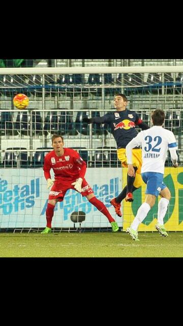 Pirmin Strasser als Gegenspieler von Jonathan Soriano aus dem Jahr 2015. | Foto: Pirmin Strasser