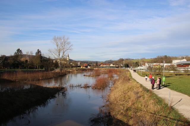 Etwa entlang des heutigen Hochwasserdamms verlief ein Gleisast der Schleppbahn flussaufwärts, unterquerte die Summerauerbahn im Hintergrund und mündete über eine weitere Gusenbrücke nahe des Ortszentrums direkt im Stollensystem Bergkristall. | Foto: Eckhart Herbe