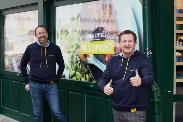 Berndt Kienmeyer (Franchise-Ansprechpartner) freut sich gemeinsam mit Oskar Klapal (r.) über die Neueröffnung.  | Foto: Sonnentor