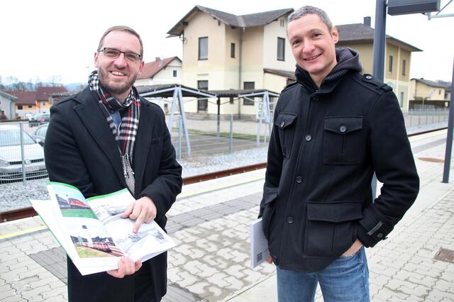 Erstes gemeinsames Buchprojekt: Markus Müller und Niklas Bisenberger haben natürlich auch den bald nicht mehr existierenden alten Bahnhof Lungitz auf ihrer Reise entlang der Summerauerbahn dokumentiert. | Foto: Eckhart Herbe